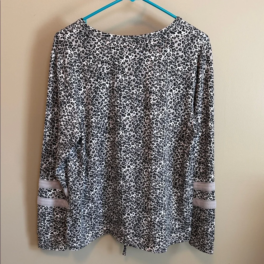 KENSIE Size Medium Black & Gray Leopard-Print Long Sleeve Drawstring Top - Picture 5 of 7